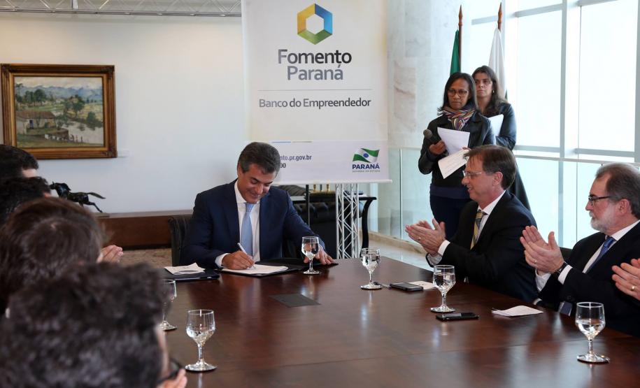 A prefeitura de Londrina, no Norte do Paraná, terá mais R$ 11 milhões para fazer 17 desapropriações de imóveis, que possibilitarão a expansão do aeroporto Governador José Richa. O recurso é financiado pelo Estado e o contrato foi assinado nesta segunda-feira (27) pelo governador Beto Richa, o prefeito de Londrina, Alexandre Kireeff, e o presidente da Fomento Paraná, Juraci Barbosa.