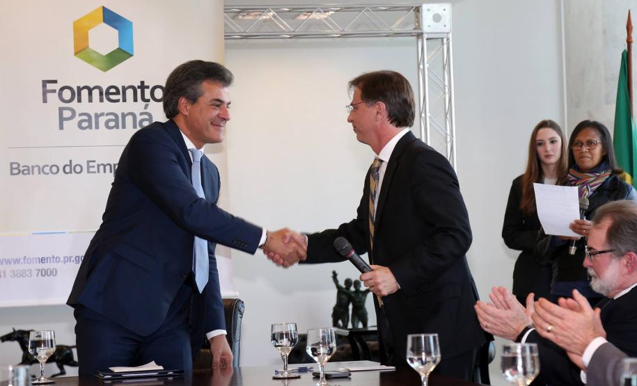 A prefeitura de Londrina, no Norte do Paraná, terá mais R$ 11 milhões para fazer 17 desapropriações de imóveis, que possibilitarão a expansão do aeroporto Governador José Richa. O recurso é financiado pelo Estado e o contrato foi assinado nesta segunda-feira (27) pelo governador Beto Richa, o prefeito de Londrina, Alexandre Kireeff, e o presidente da Fomento Paraná, Juraci Barbosa.