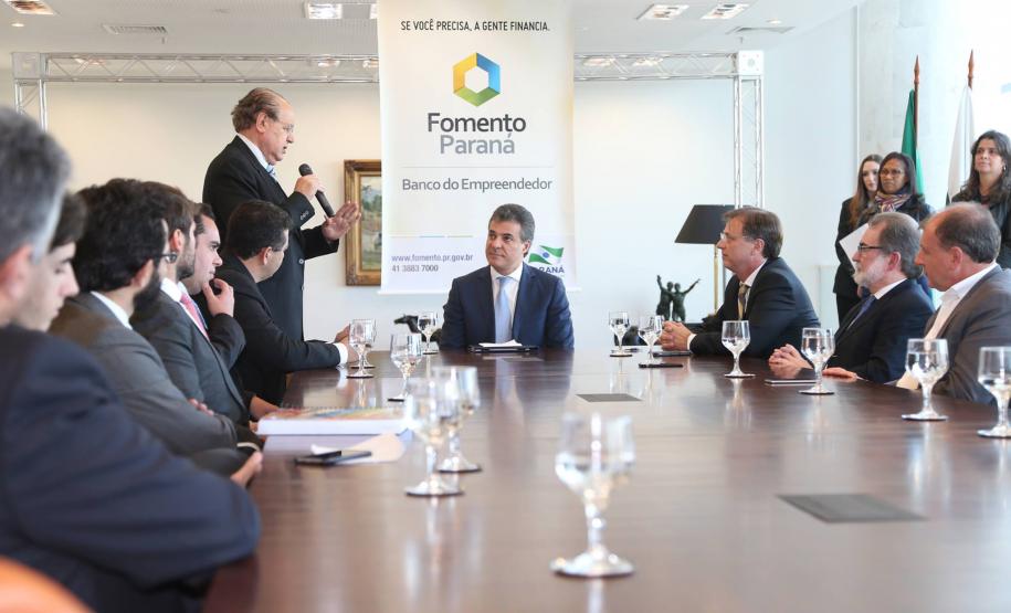 A prefeitura de Londrina, no Norte do Paraná, terá mais R$ 11 milhões para fazer 17 desapropriações de imóveis, que possibilitarão a expansão do aeroporto Governador José Richa. O recurso é financiado pelo Estado e o contrato foi assinado nesta segunda-feira (27) pelo governador Beto Richa, o prefeito de Londrina, Alexandre Kireeff, e o presidente da Fomento Paraná, Juraci Barbosa.