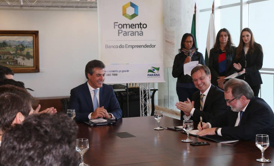 A prefeitura de Londrina, no Norte do Paraná, terá mais R$ 11 milhões para fazer 17 desapropriações de imóveis, que possibilitarão a expansão do aeroporto Governador José Richa. O recurso é financiado pelo Estado e o contrato foi assinado nesta segunda-feira (27) pelo governador Beto Richa, o prefeito de Londrina, Alexandre Kireeff, e o presidente da Fomento Paraná, Juraci Barbosa.