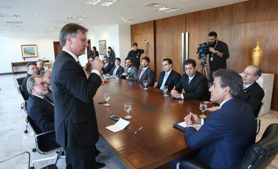 A prefeitura de Londrina, no Norte do Paraná, terá mais R$ 11 milhões para fazer 17 desapropriações de imóveis, que possibilitarão a expansão do aeroporto Governador José Richa. O recurso é financiado pelo Estado e o contrato foi assinado nesta segunda-feira (27) pelo governador Beto Richa, o prefeito de Londrina, Alexandre Kireeff, e o presidente da Fomento Paraná, Juraci Barbosa.