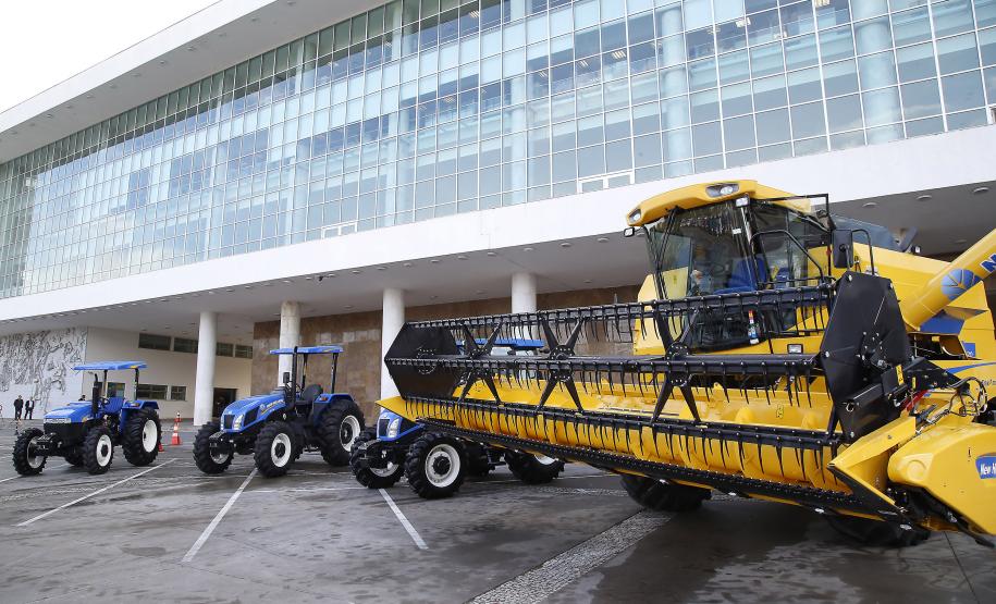 Governador Beto Richa e a Secretária da Familía e Desenvolvimento Social, Fernanda Richa, junto com o Secretário da Agricultura e do Abastecimento, Norberto Ortigara, participam da entrega do trator de número 10 mil do programa Trator Solidário.Fotos:Rogério Machado/SECS
