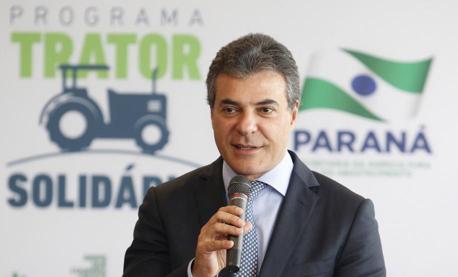 Governador Beto Richa e a Secretária da Familía e Desenvolvimento Social, Fernanda Richa, junto com o Secretaria da Agricultura e do Abastecimento, Norberto Anacleto Ortigara, participam da entrega de tratores do Programa Trator Solidário.Fotos:Rogério Machado/SECS