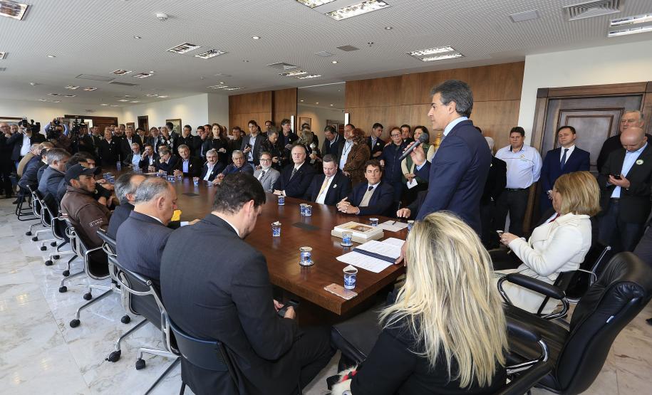 Governador Beto Richa entrega o trator de número 10 mil do programa Trator Solidário