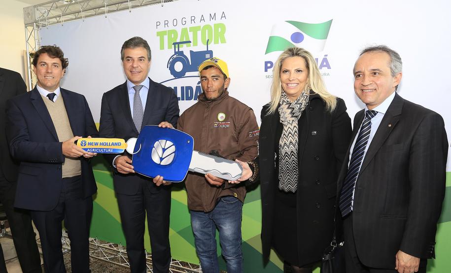Governador Beto Richa entrega o trator de número 10 mil do programa Trator Solidário