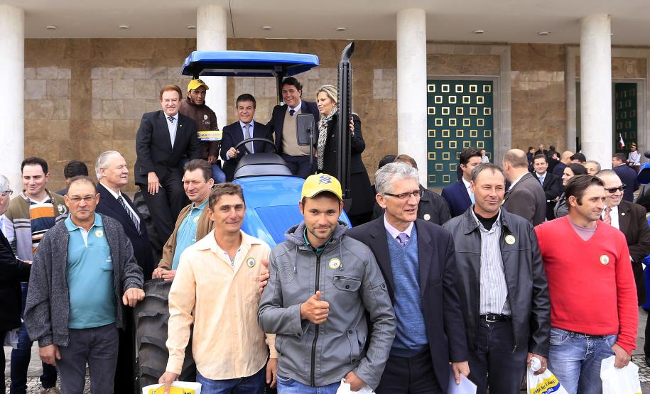 Governador Beto Richa entrega o trator de número 10 mil do programa Trator Solidário