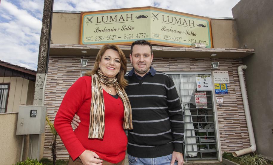 Dona de salão de beleza busca financiamento e constrói minimercado Marisa dos Santos com o marido Rubens Heliton, proprietários da barbearia e salão Lumah. Com apoio da Fomento Paraná, instituição financeira do Governo do Estado, a empreendedora já buscou três créditos e está melhorando de vida. Eles acabam de inaugurar um minimercado, em Campo Largo.