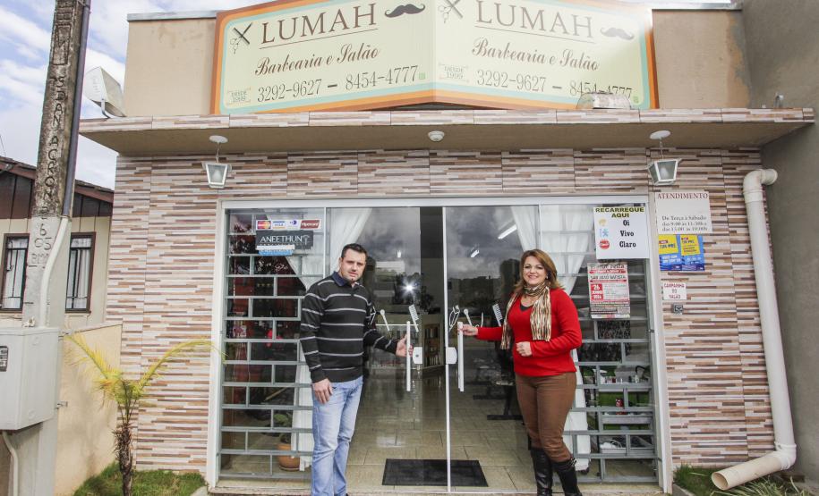 Dona de salão de beleza busca financiamento e constrói minimercado Marisa dos Santos com o marido Rubens Heliton, proprietários da barbearia e salão Lumah. Com apoio da Fomento Paraná, instituição financeira do Governo do Estado, a empreendedora já buscou três créditos e está melhorando de vida. Eles acabam de inaugurar um minimercado, em Campo Largo.