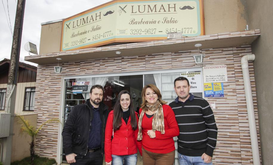 Dona de salão de beleza busca financiamento e constrói minimercado Marisa dos Santos com o marido Rubens Heliton, proprietários da barbearia e salão Lumah. Com apoio da Fomento Paraná, instituição financeira do Governo do Estado, a empreendedora já buscou três créditos e está melhorando de vida. Eles acabam de inaugurar um minimercado, em Campo Largo.