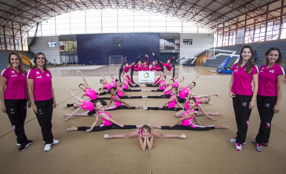 Equipe da Associação de Ginástica Ritmica, patrocinada pela Fomento Paraná, com as treinadoras, Marcia Naves, Kareen Priscilla Bandeira Cunha, Fabiana Pace Niedzwiedz e Valdenize Cunhago. Foto: Pedro Ribas/ANPr