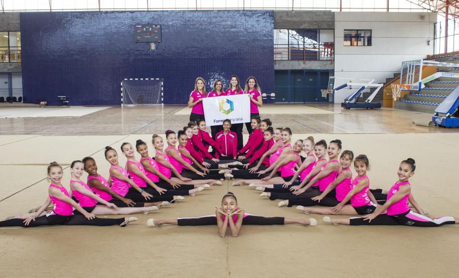 Equipe da Associação de Ginástica Ritmica, patrocinada pela Fomento Paraná, com as treinadoras, Marcia Naves, Kareen Priscilla Bandeira Cunha, Fabiana Pace Niedzwiedz e Valdenize Cunhago. Foto: Pedro Ribas/ANPr