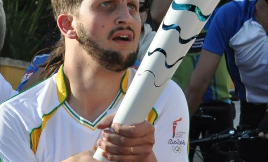 Colaborador da Fomento Paraná conduz tocha olímpica Iuri Mota é um dos 170 escolhidos para participar do revezamento em Curitiba.