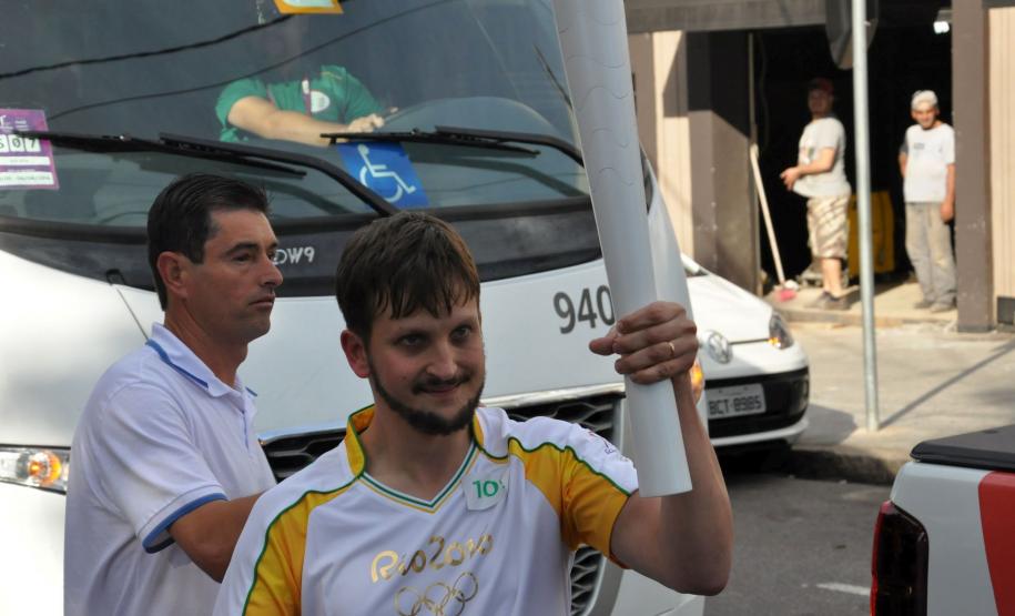 Iuri Mota, assistente administrativo da Fomento Paraná, foi um dos condutores da tocha olímpica na passagem por Curitiba em 14/7/2016.