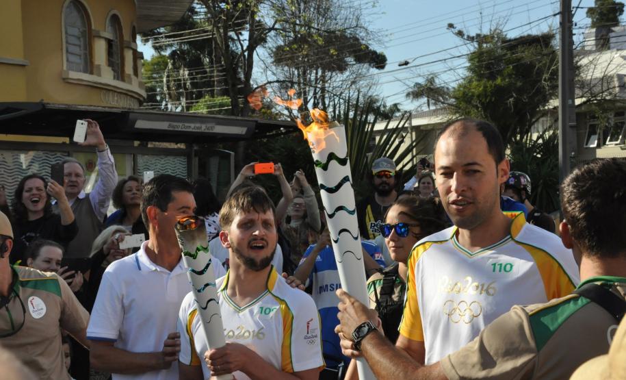 Iuri Mota, assistente administrativo da Fomento Paraná, foi um dos condutores da tocha olímpica na passagem por Curitiba em 14/7/2016.