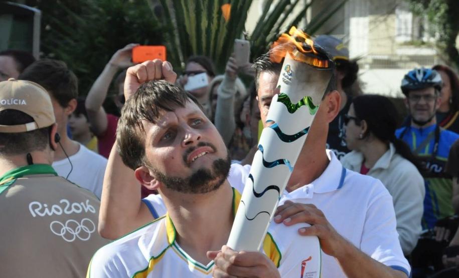 Iuri Mota, assistente administrativo da Fomento Paraná, foi um dos condutores da tocha olímpica na passagem por Curitiba em 14/7/2016.