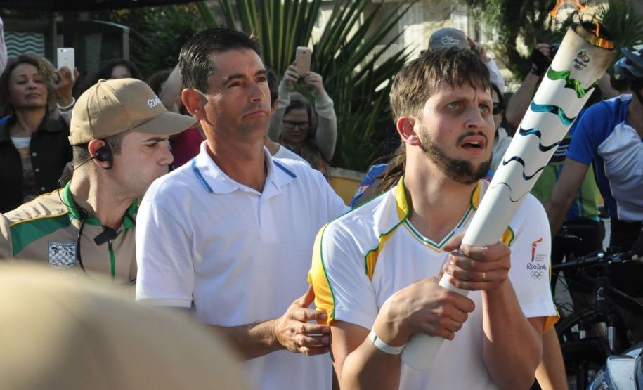 Iuri Mota, assistente administrativo da Fomento Paraná, foi um dos condutores da tocha olímpica na passagem por Curitiba em 14/7/2016.