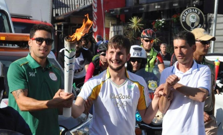 Iuri Mota, assistente administrativo da Fomento Paraná, foi um dos condutores da tocha olímpica na passagem por Curitiba em 14/7/2016.
