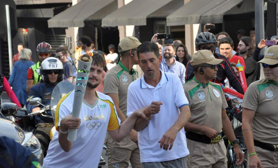 Iuri Mota, assistente administrativo da Fomento Paraná, foi um dos condutores da tocha olímpica na passagem por Curitiba em 14/7/2016.