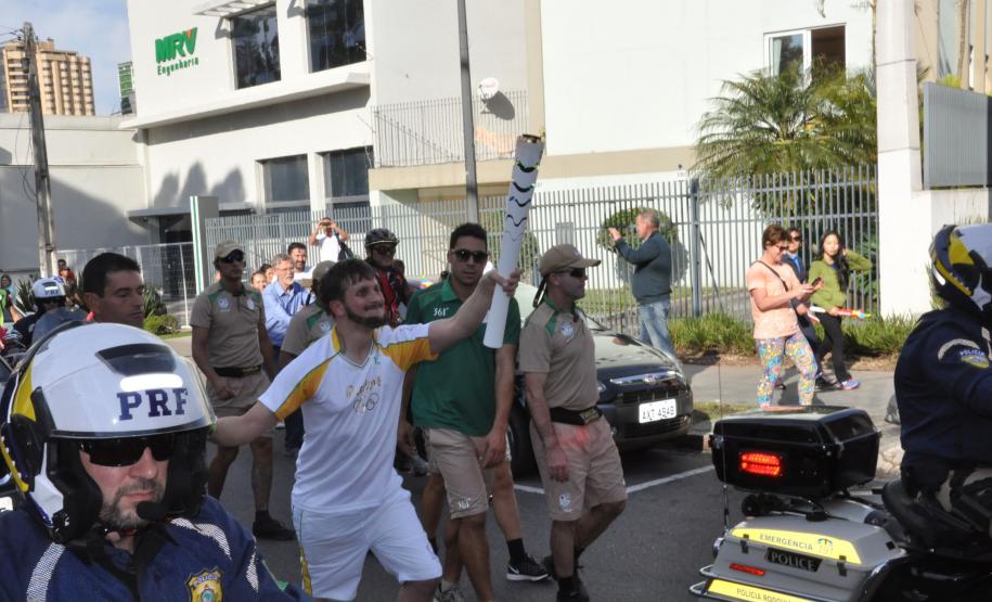 Iuri Mota, assistente administrativo da Fomento Paraná, foi um dos condutores da tocha olímpica na passagem por Curitiba em 14/7/2016.
