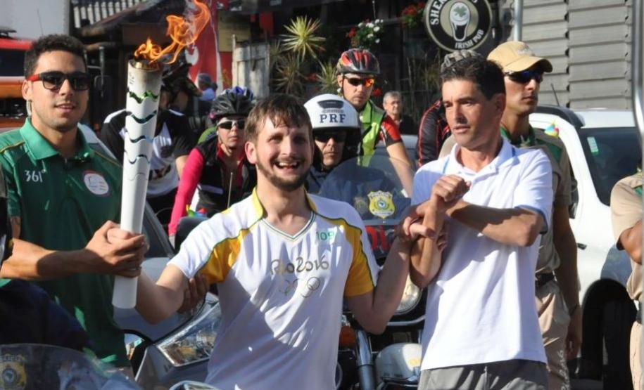 Iuri Mota, assistente administrativo da Fomento Paraná, foi um dos condutores da tocha olímpica na passagem por Curitiba em 14/7/2016.