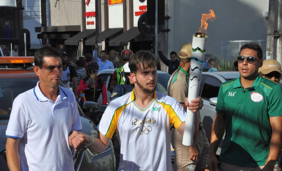 Iuri Mota, assistente administrativo da Fomento Paraná, foi um dos condutores da tocha olímpica na passagem por Curitiba em 14/7/2016.