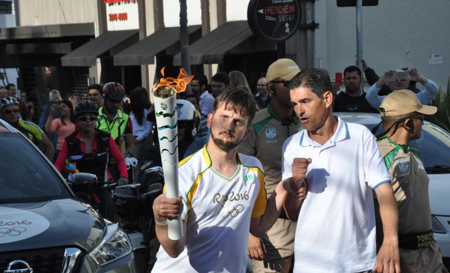 Iuri Mota, assistente administrativo da Fomento Paraná, foi um dos condutores da tocha olímpica na passagem por Curitiba em 14/7/2016.