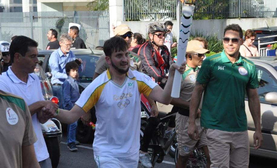 Iuri Mota, assistente administrativo da Fomento Paraná, foi um dos condutores da tocha olímpica na passagem por Curitiba em 14/7/2016.