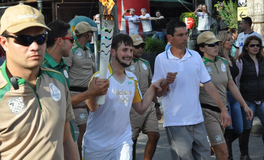 Iuri Mota, assistente administrativo da Fomento Paraná, foi um dos condutores da tocha olímpica na passagem por Curitiba em 14/7/2016.