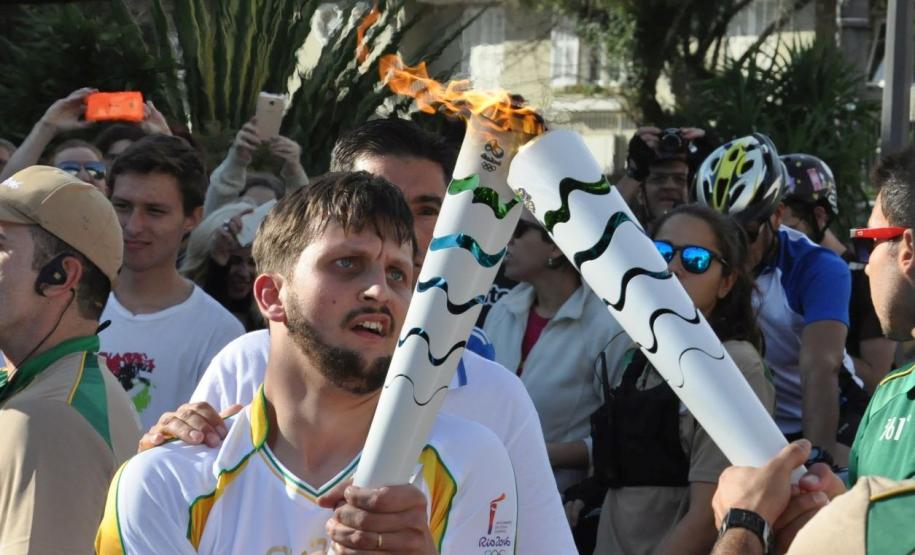 Iuri Mota, assistente administrativo da Fomento Paraná, foi um dos condutores da tocha olímpica na passagem por Curitiba em 14/7/2016.