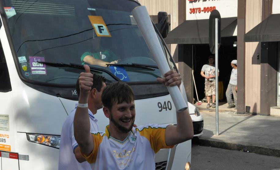 Iuri Mota, assistente administrativo da Fomento Paraná, foi um dos condutores da tocha olímpica na passagem por Curitiba em 14/7/2016.