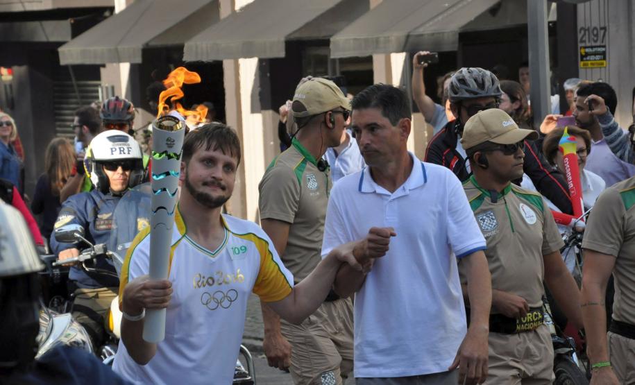 Iuri Mota, assistente administrativo da Fomento Paraná, foi um dos condutores da tocha olímpica na passagem por Curitiba em 14/7/2016.