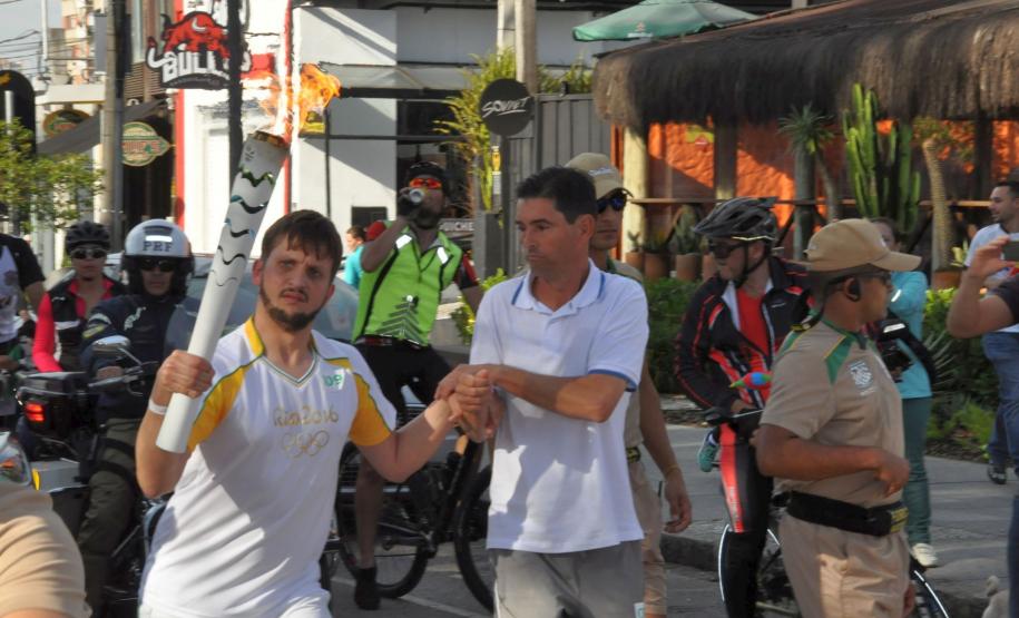 Iuri Mota, assistente administrativo da Fomento Paraná, foi um dos condutores da tocha olímpica na passagem por Curitiba em 14/7/2016.