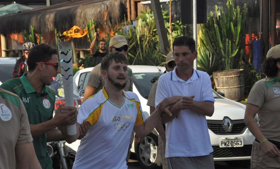 Iuri Mota, assistente administrativo da Fomento Paraná, foi um dos condutores da tocha olímpica na passagem por Curitiba em 14/7/2016.