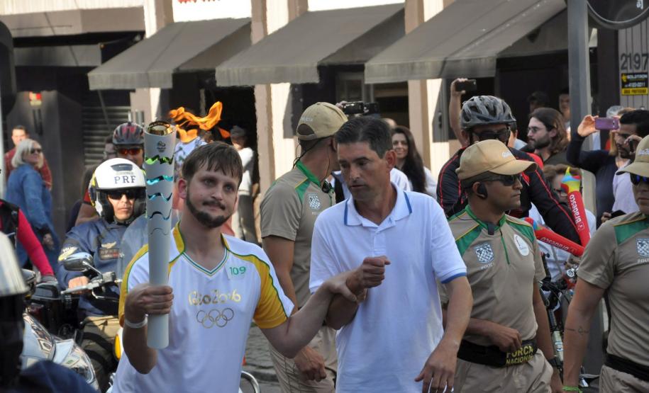 Iuri Mota, assistente administrativo da Fomento Paraná, foi um dos condutores da tocha olímpica na passagem por Curitiba em 14/7/2016.