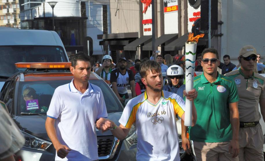 Iuri Mota, assistente administrativo da Fomento Paraná, foi um dos condutores da tocha olímpica na passagem por Curitiba em 14/7/2016.