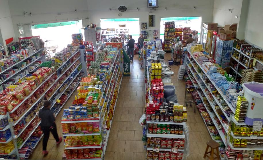 Empreendedor abre novo mercado no Norte Pioneiro com apoio da Fomento Paraná O empreendedor Luciano de Lima, de Jundiaí do Sul, construiu um mercado novo na cidade com o crédito da Fomento Paraná, instituição financeira de desenvolvimento do Governo do Estado.