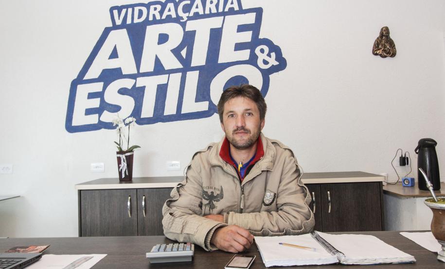 Nilson Guralski, proprietário da vidraçaria Arte e Estilo, de Campo Largo. Ele é um dos mais de 18 mil financiados pela Fomento Paraná nos últimos seis anos. Instituição do Governo Estadual alcançou mais de R$ 1 bilhão na carteira de crédito.