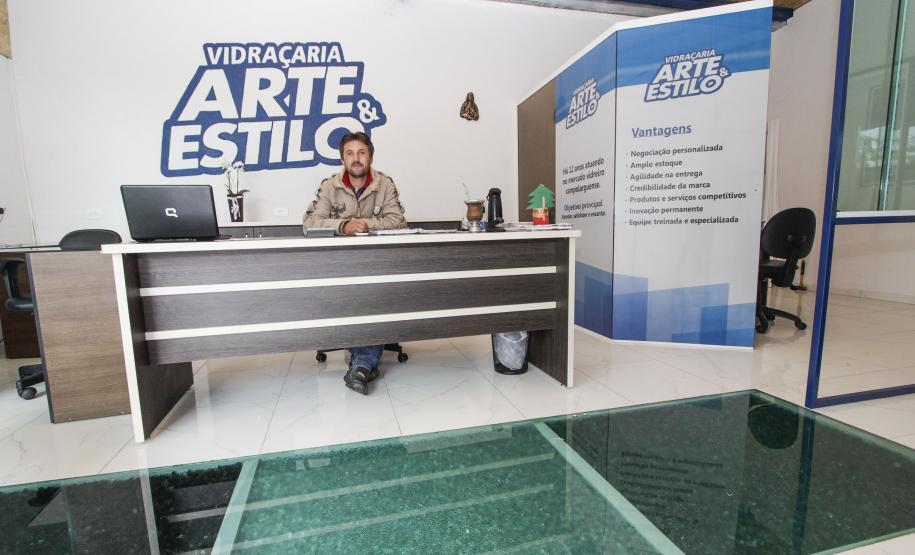 Nilson Guralski, proprietário da vidraçaria Arte e Estilo, de Campo Largo. Ele é um dos mais de 18 mil financiados pela Fomento Paraná nos últimos seis anos. Instituição do Governo Estadual alcançou mais de R$ 1 bilhão na carteira de crédito.