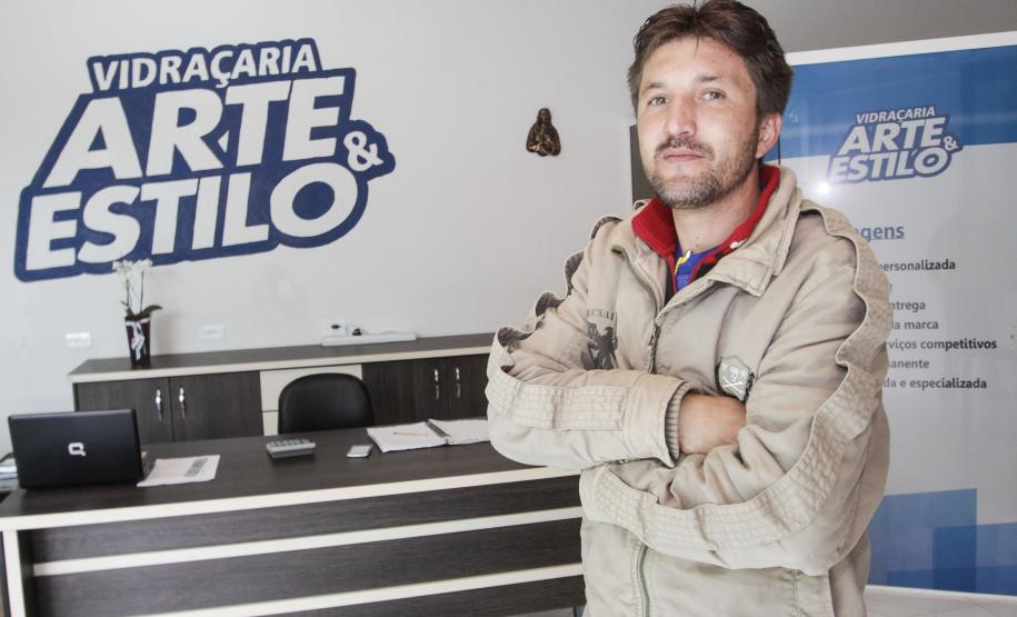 Nilson Guralski, proprietário da vidraçaria Arte e Estilo, de Campo Largo. Ele é um dos mais de 18 mil financiados pela Fomento Paraná nos últimos seis anos. Instituição do Governo Estadual alcançou mais de R$ 1 bilhão na carteira de crédito.