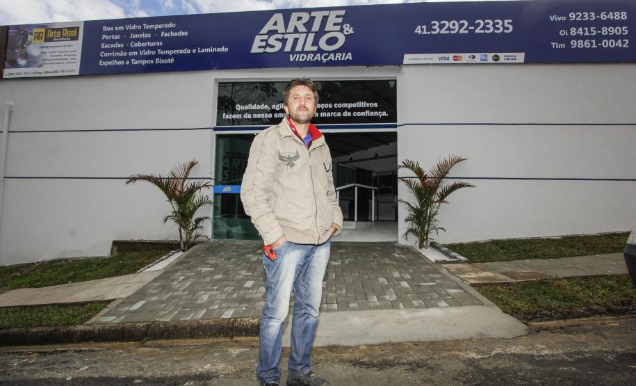 Nilson Guralski, proprietário da vidraçaria Arte e Estilo, de Campo Largo. Ele é um dos mais de 18 mil financiados pela Fomento Paraná nos últimos seis anos. Instituição do Governo Estadual alcançou mais de R$ 1 bilhão na carteira de crédito.