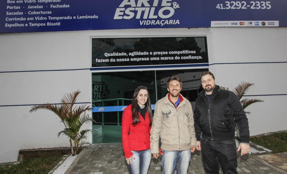 Nilson Guralski, proprietário da vidraçaria Arte e Estilo, de Campo Largo, com os agentes de crédito João Ricardo Fracaro e Eliane Danescki.