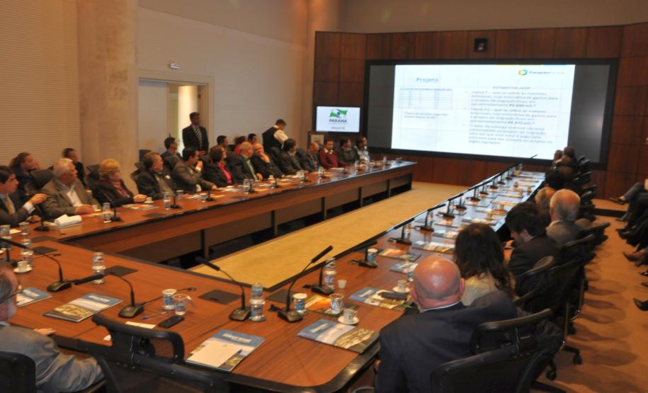 O governador Beto Richa formalizou a abertura da linha de crédito da Fomento Paraná. Serão R$10 milhões para financiar o investimento das emissoras em equipamentos e reformas da estrutura física para passar a transmitir o sinal em FM.