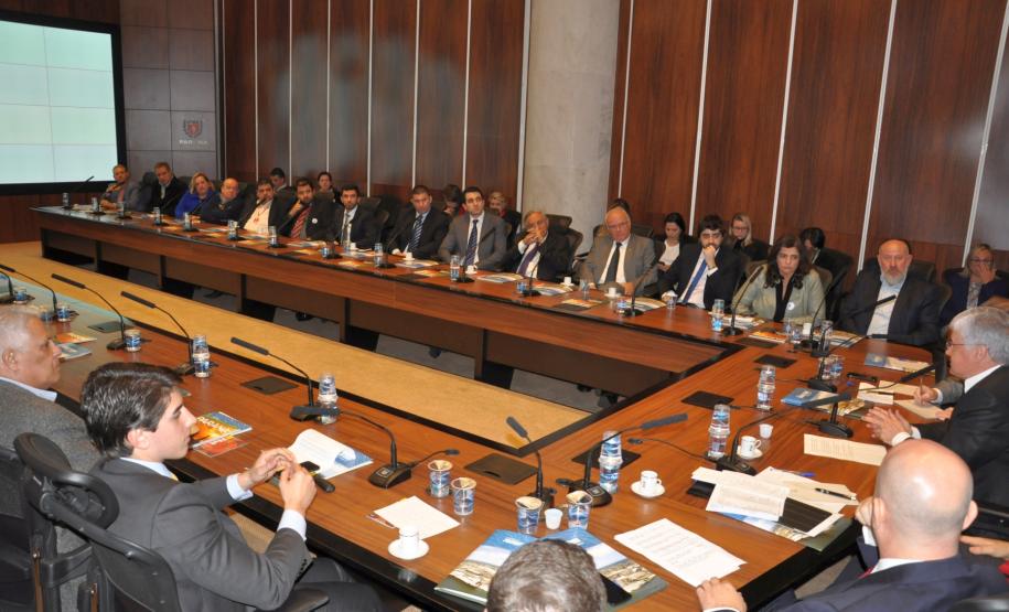 O governador Beto Richa formalizou a abertura da linha de crédito da Fomento Paraná. Serão R$10 milhões para financiar o investimento das emissoras em equipamentos e reformas da estrutura física para passar a transmitir o sinal em FM.