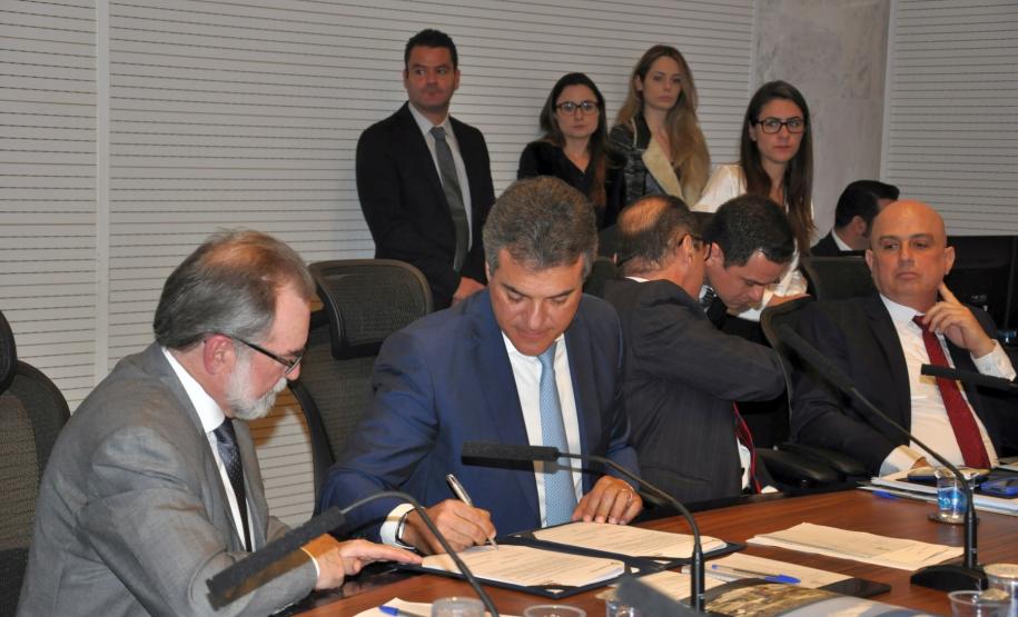 O governador Beto Richa formalizou a abertura da linha de crédito da Fomento Paraná. Serão R$10 milhões para financiar o investimento das emissoras em equipamentos e reformas da estrutura física para passar a transmitir o sinal em FM.