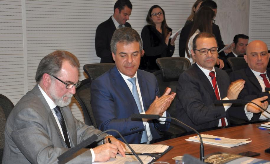 O governador Beto Richa formalizou a abertura da linha de crédito da Fomento Paraná. Serão R$10 milhões para financiar o investimento das emissoras em equipamentos e reformas da estrutura física para passar a transmitir o sinal em FM.