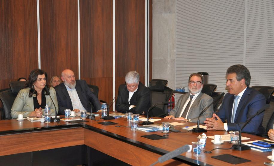 O governador Beto Richa formalizou a abertura da linha de crédito da Fomento Paraná. Serão R$10 milhões para financiar o investimento das emissoras em equipamentos e reformas da estrutura física para passar a transmitir o sinal em FM.