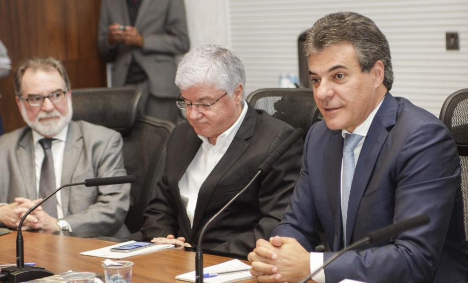 O governador Beto Richa formalizou a abertura da linha de crédito da Fomento Paraná. Serão R$10 milhões para financiar o investimento das emissoras em equipamentos e reformas da estrutura física para passar a transmitir o sinal em FM.