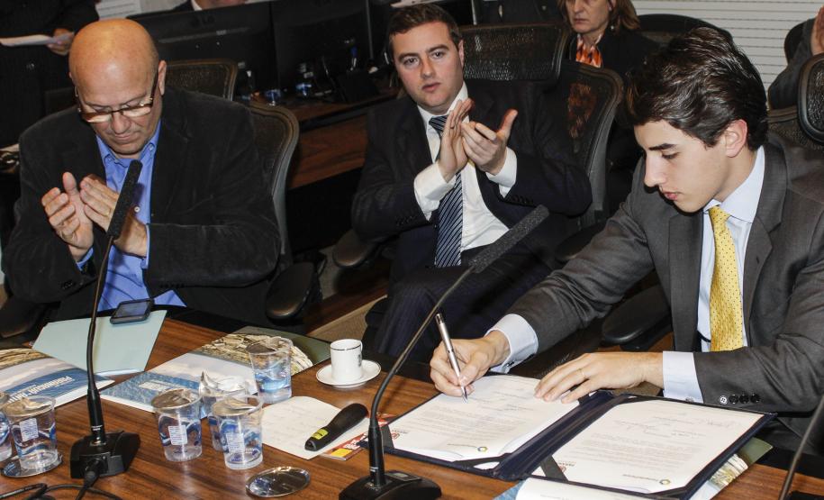 O governador Beto Richa formalizou a abertura da linha de crédito da Fomento Paraná. Serão R$10 milhões para financiar o investimento das emissoras em equipamentos e reformas da estrutura física para passar a transmitir o sinal em FM.