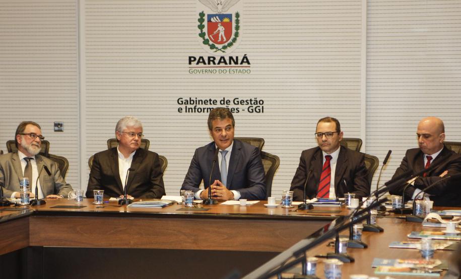 O governador Beto Richa formalizou a abertura da linha de crédito da Fomento Paraná. Serão R$10 milhões para financiar o investimento das emissoras em equipamentos e reformas da estrutura física para passar a transmitir o sinal em FM.