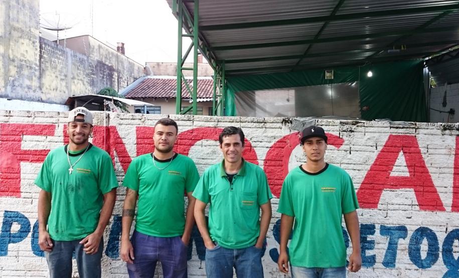 Parceria entre Governo do Estado e Prefeitura, programa de microcrédito beneficia empreendedores de Ibiporã Equipe de trabalho do Lava Rápido “FinoCar”, empresa que captou recursos do microcrédito para capital de giro para investir no empreendimento.